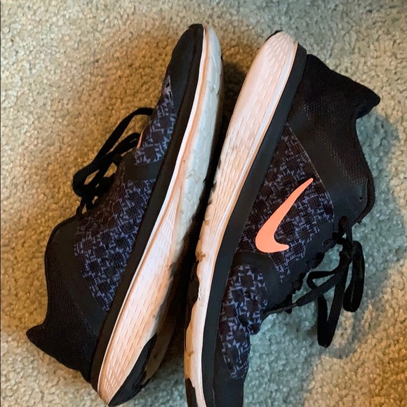 Nike shoes - Picture 2 of 2